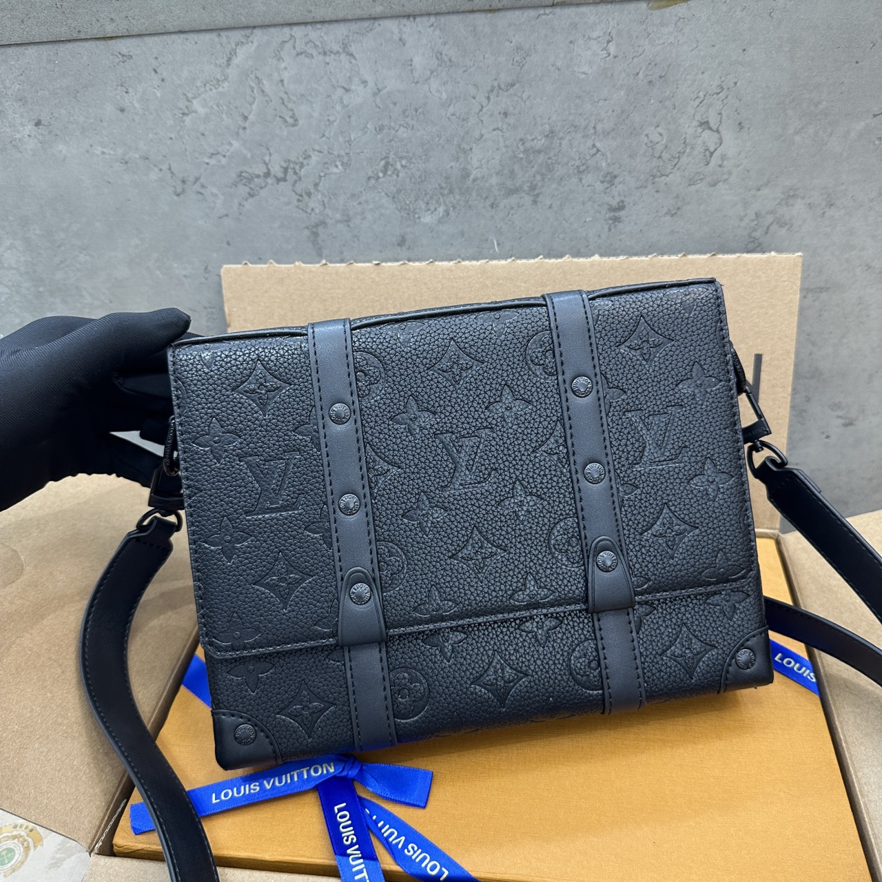 Túi đeo chéo Louis Vuitton LV Đen họa tiết hoa vân dập chìm nắp gập size 24x18x5.5cm Like Auth on web fullbox bill thẻ PLD